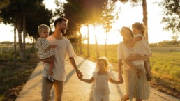 Famille calculant l'impact du coût d'un enfant sur sa capacité d'épargne