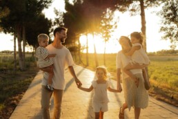 Famille calculant l'impact du coût d'un enfant sur sa capacité d'épargne